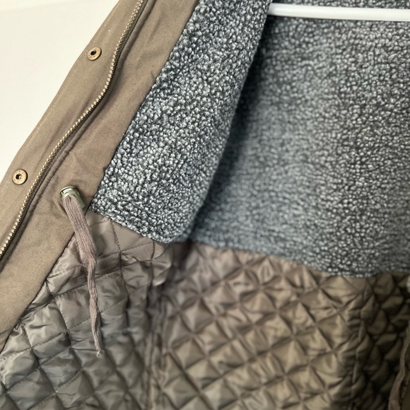 ROOTS Winter Coat. - Picture 4 of 4